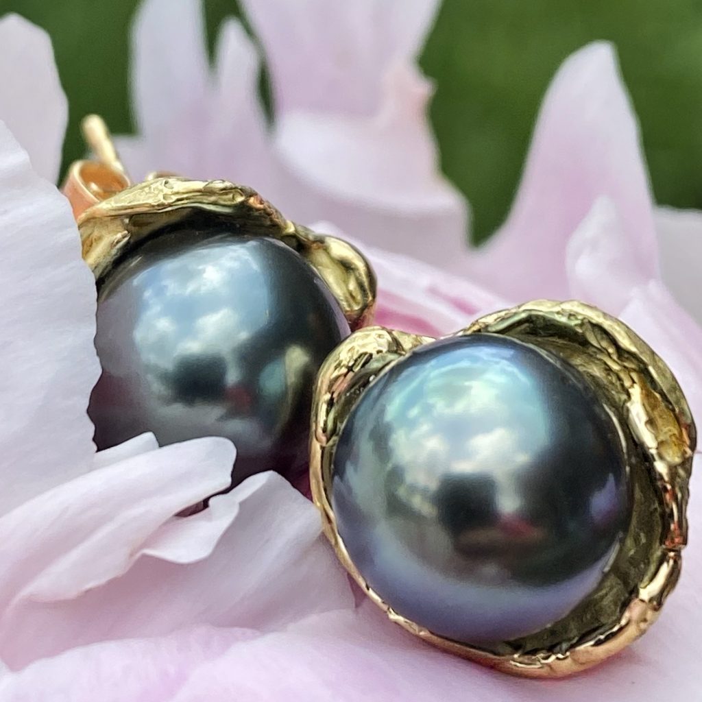 Peony earrings made in 18 karat yellow gold with dark tahitian pearls